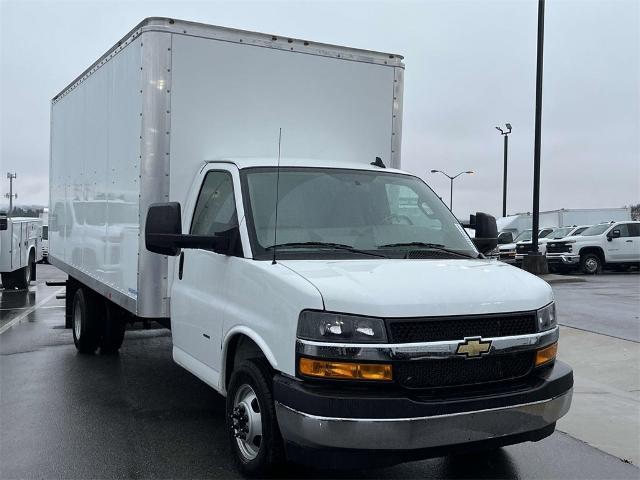 2023 Chevrolet Express Cutaway 3500 Vehicle Photo in ALCOA, TN 37701-3235