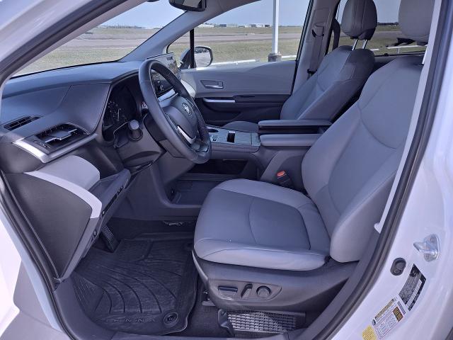 2022 Toyota Sienna Vehicle Photo in NEDERLAND, TX 77627-8017