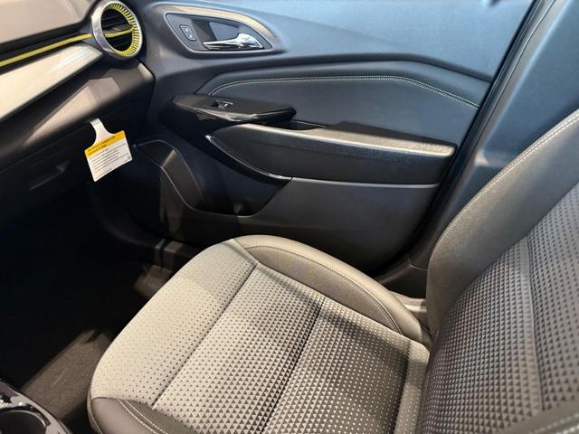 2025 Chevrolet Trax Vehicle Photo in COLUMBIA, MO 65203-3903