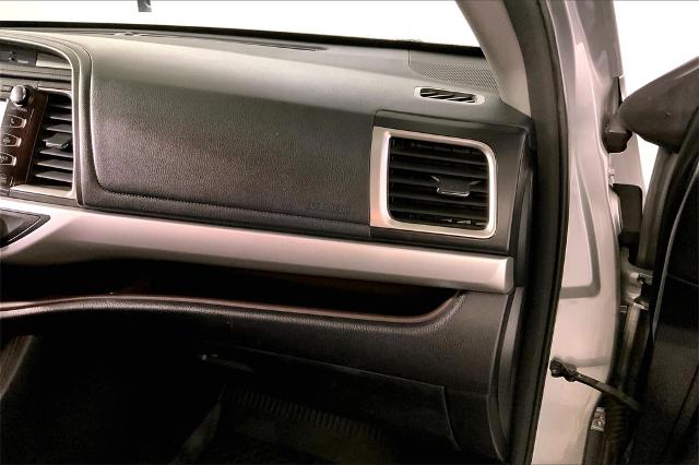 2017 Toyota Highlander Vehicle Photo in Lees Summit, MO 64086