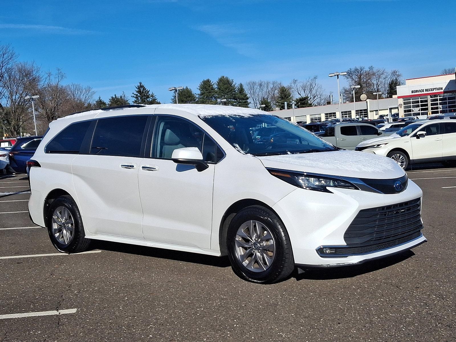2023 Toyota Sienna Vehicle Photo in Trevose, PA 19053
