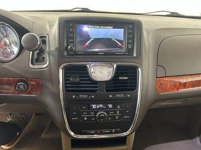 2016 Chrysler Town & Country Vehicle Photo in MEDINA, OH 44256-9631