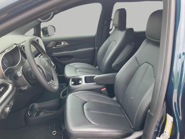 2025 Chrysler Pacifica Vehicle Photo in Kaukauna, WI 54130