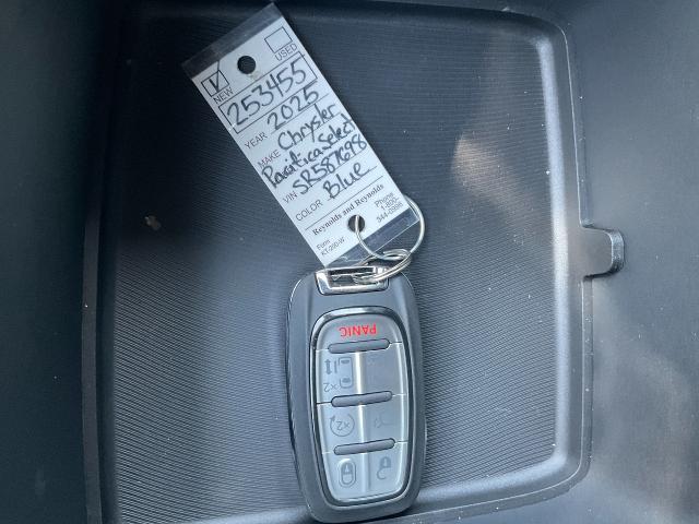 2025 Chrysler Pacifica Vehicle Photo in Kaukauna, WI 54130