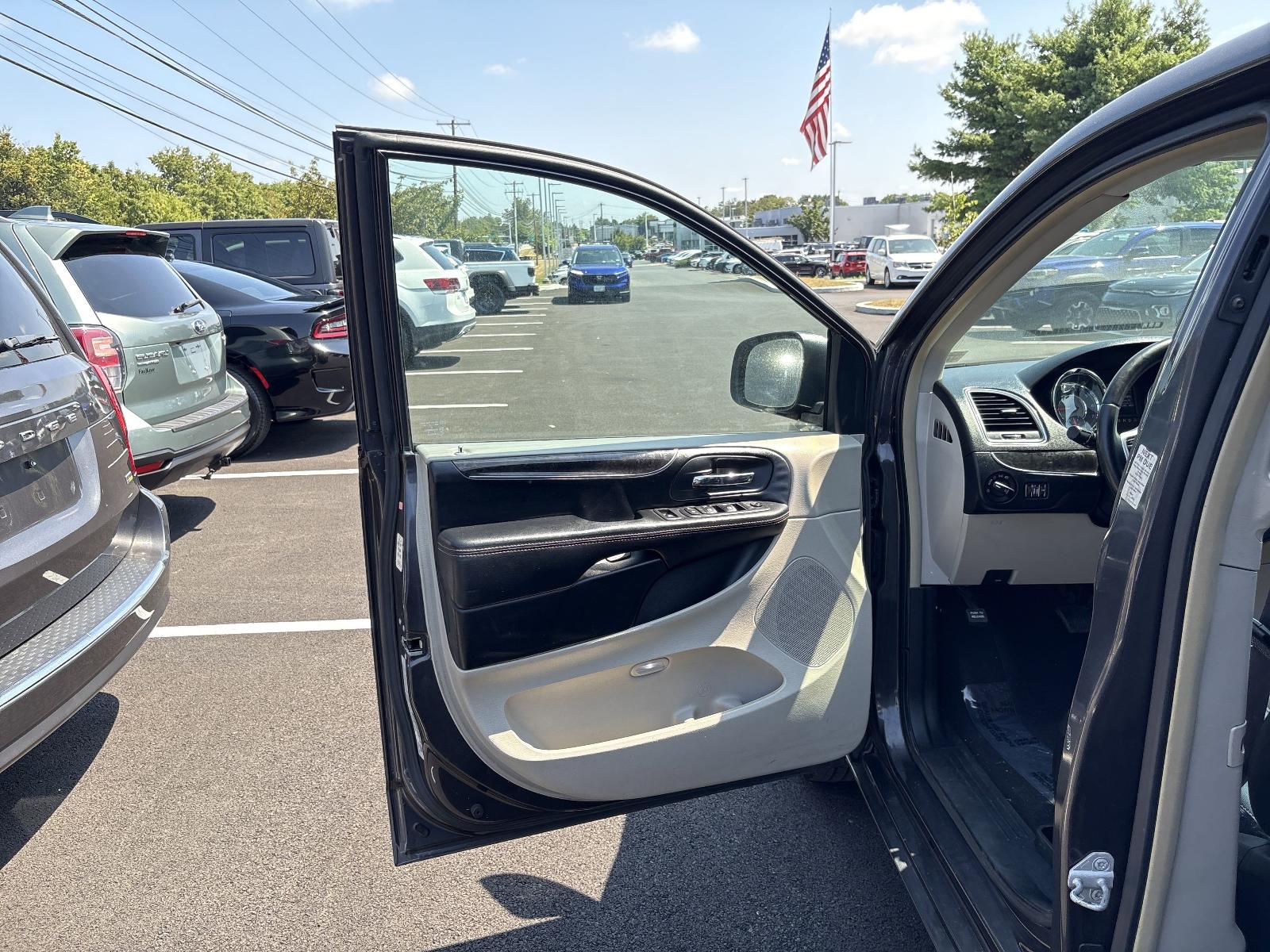 2016 Chrysler Town & Country Vehicle Photo in Mechanicsburg, PA 17050-1707