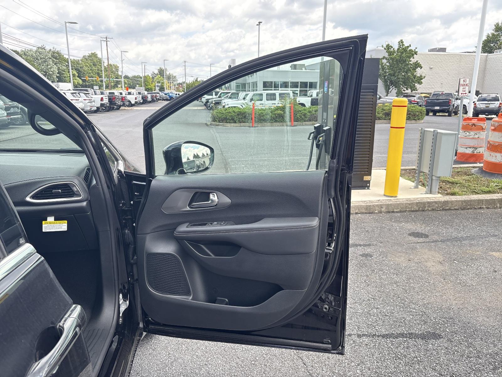 2025 Chrysler Pacifica Vehicle Photo in Mechanicsburg, PA 17050-1707