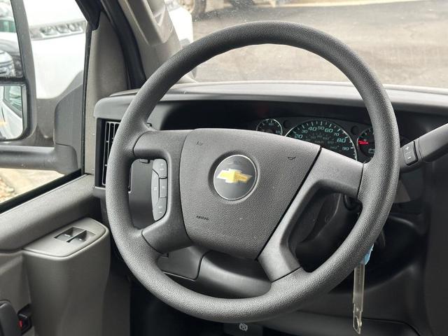 2024 Chevrolet Express Cutaway 3500 Vehicle Photo in COLUMBIA, MO 65203-3903
