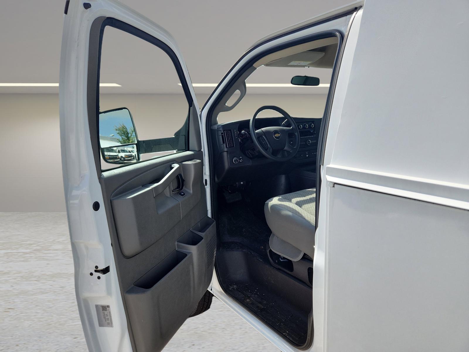 2025 Chevrolet Express Cutaway 3500 Vehicle Photo in GEORGETOWN, TX 78626-7508