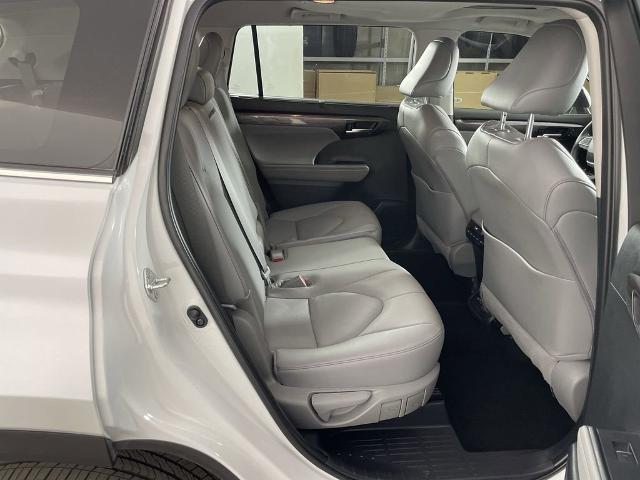 2024 Toyota Highlander Vehicle Photo in GILBERT, AZ 85297-0402