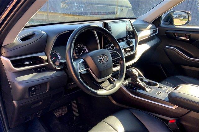 2022 Toyota Highlander Vehicle Photo in TOPEKA, KS 66609-0000