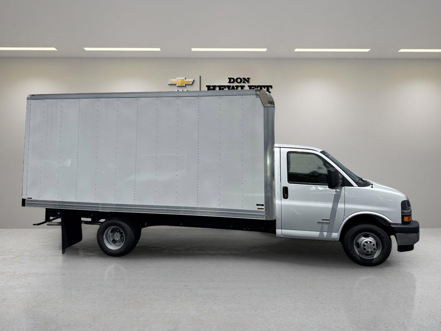 2025 Chevrolet Express Cutaway 4500 Vehicle Photo in GEORGETOWN, TX 78626-7508