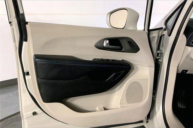 2021 Chrysler Pacifica Vehicle Photo in KANSAS CITY, MO 64114-4502