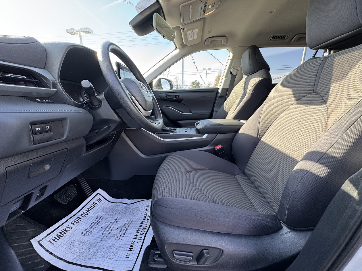 2023 Toyota Highlander Vehicle Photo in BOONVILLE, IN 47601-9633