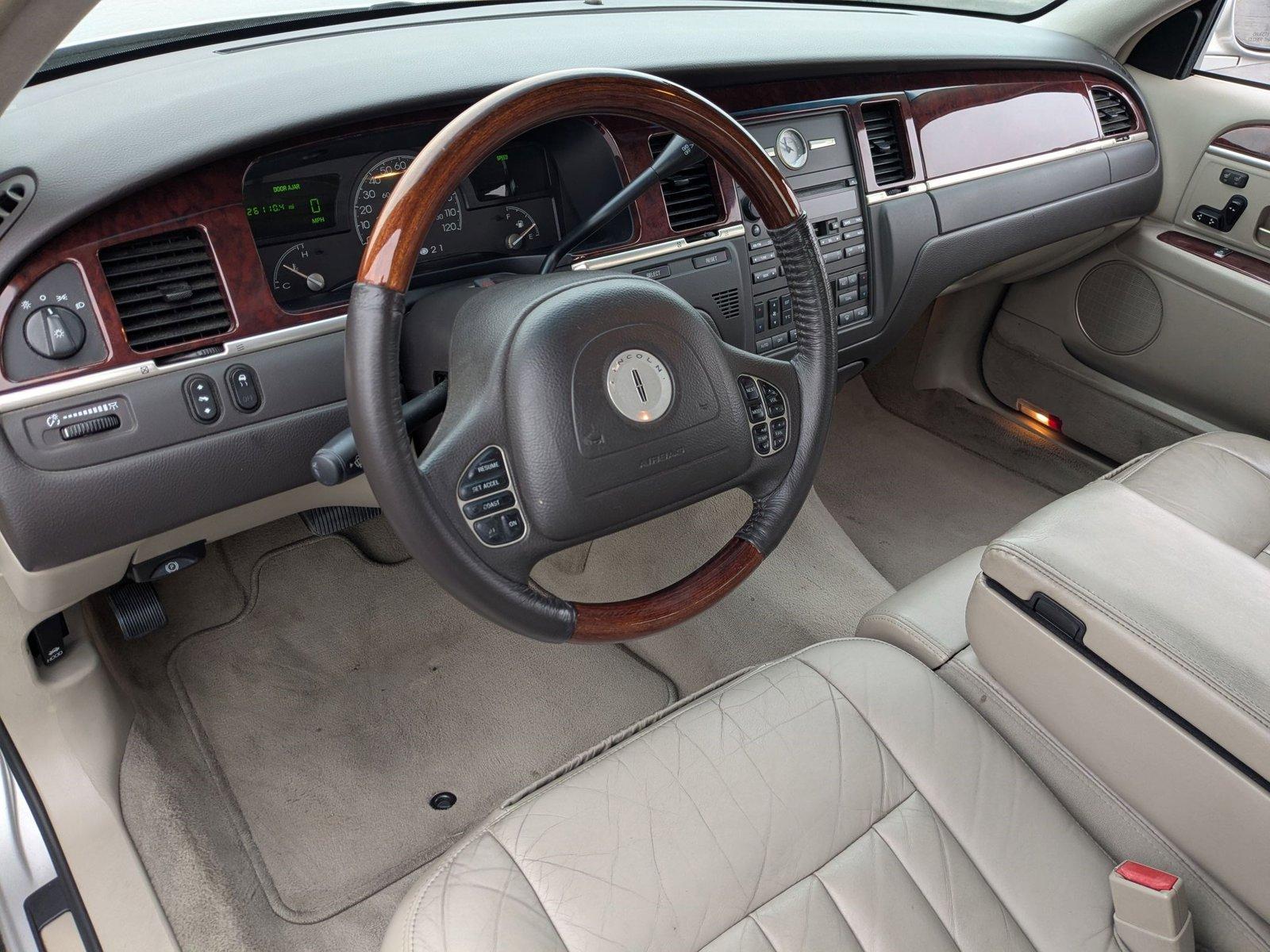 2003 Lincoln Town Car Vehicle Photo in VALENCIA, CA 91355-1705