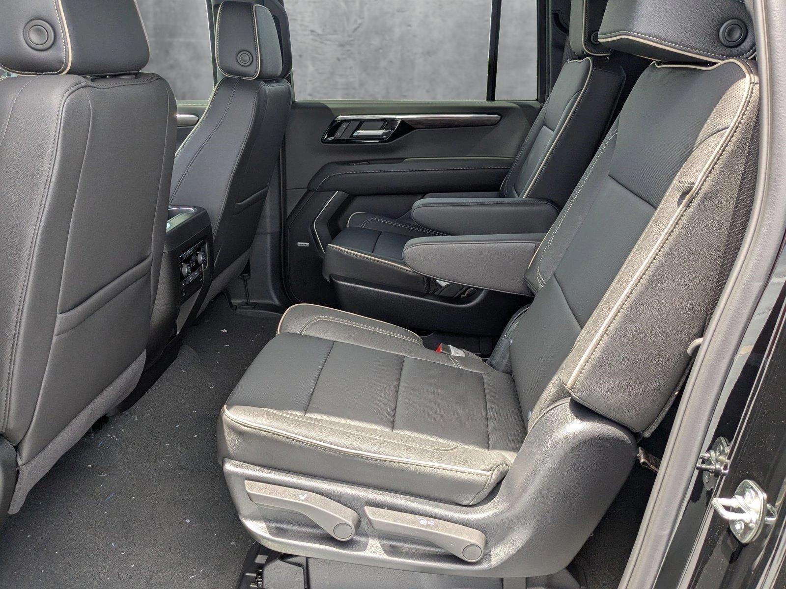2025 Chevrolet Suburban Vehicle Photo in PEMBROKE PINES, FL 33024-6534