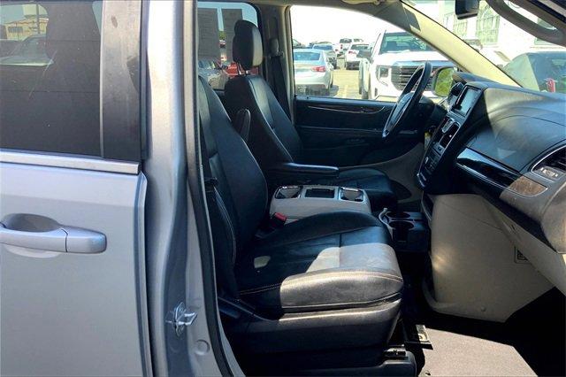 2016 Chrysler Town & Country Vehicle Photo in TOPEKA, KS 66609-0000
