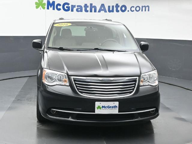 2016 Chrysler Town & Country Vehicle Photo in Cedar Rapids, IA 52402
