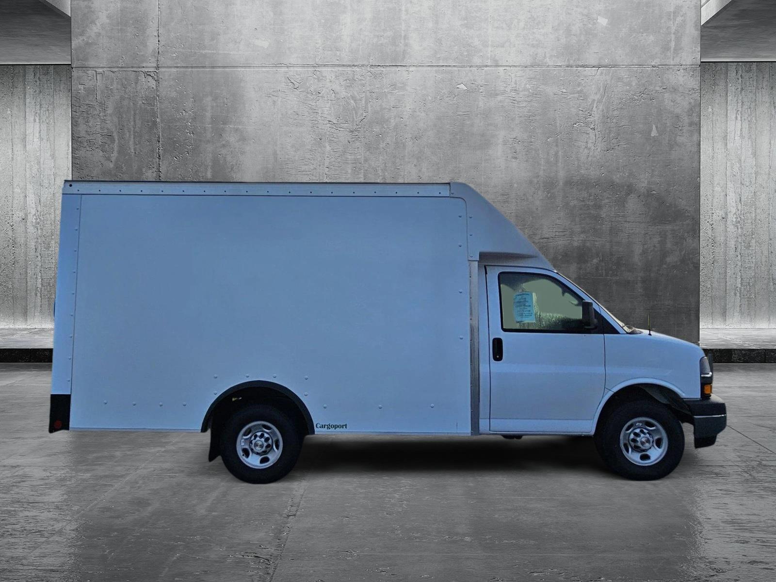 2024 Chevrolet Express Cutaway 3500 Vehicle Photo in GREENACRES, FL 33463-3207