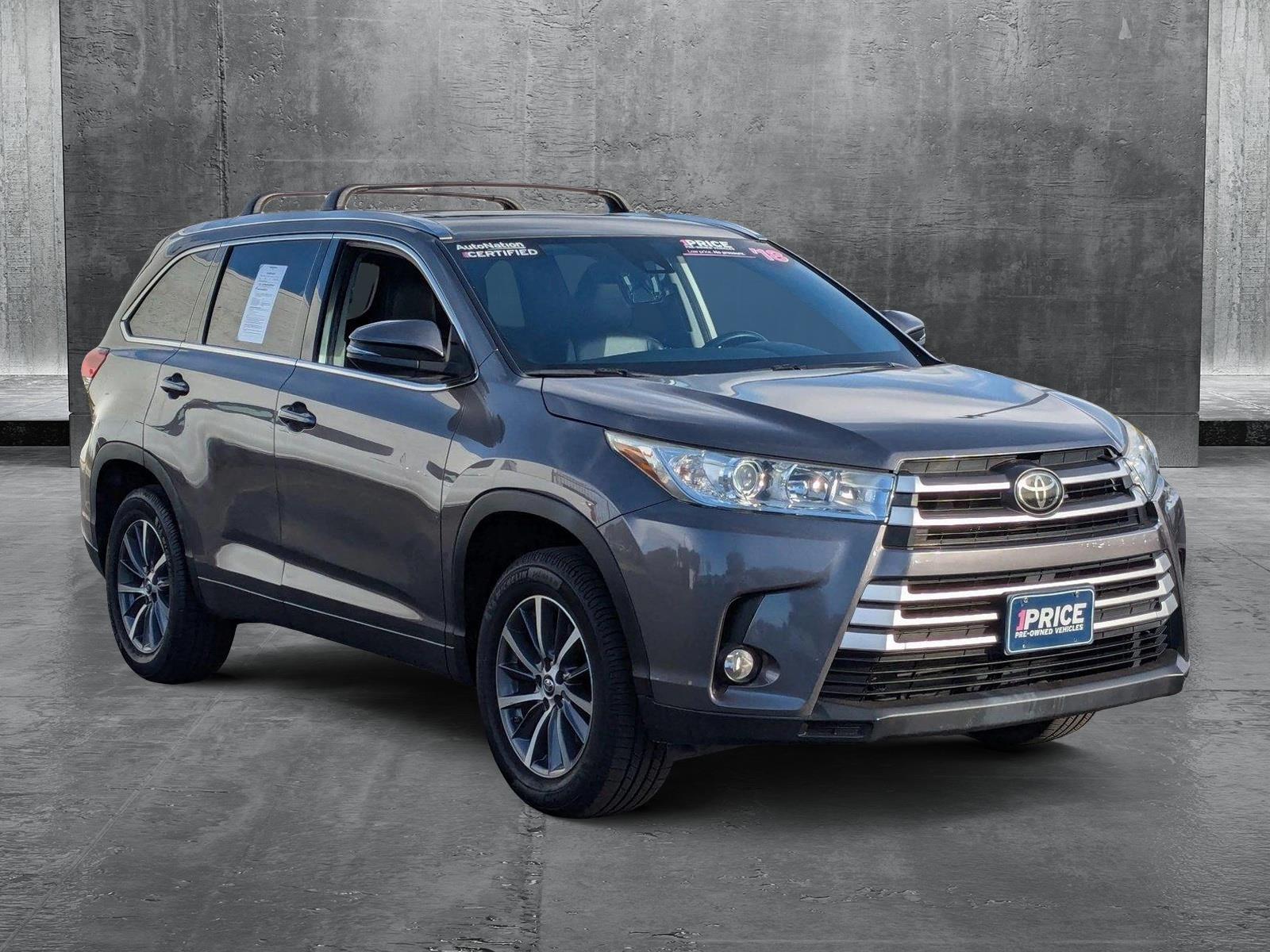 2018 Toyota Highlander Vehicle Photo in VALENCIA, CA 91355-1705