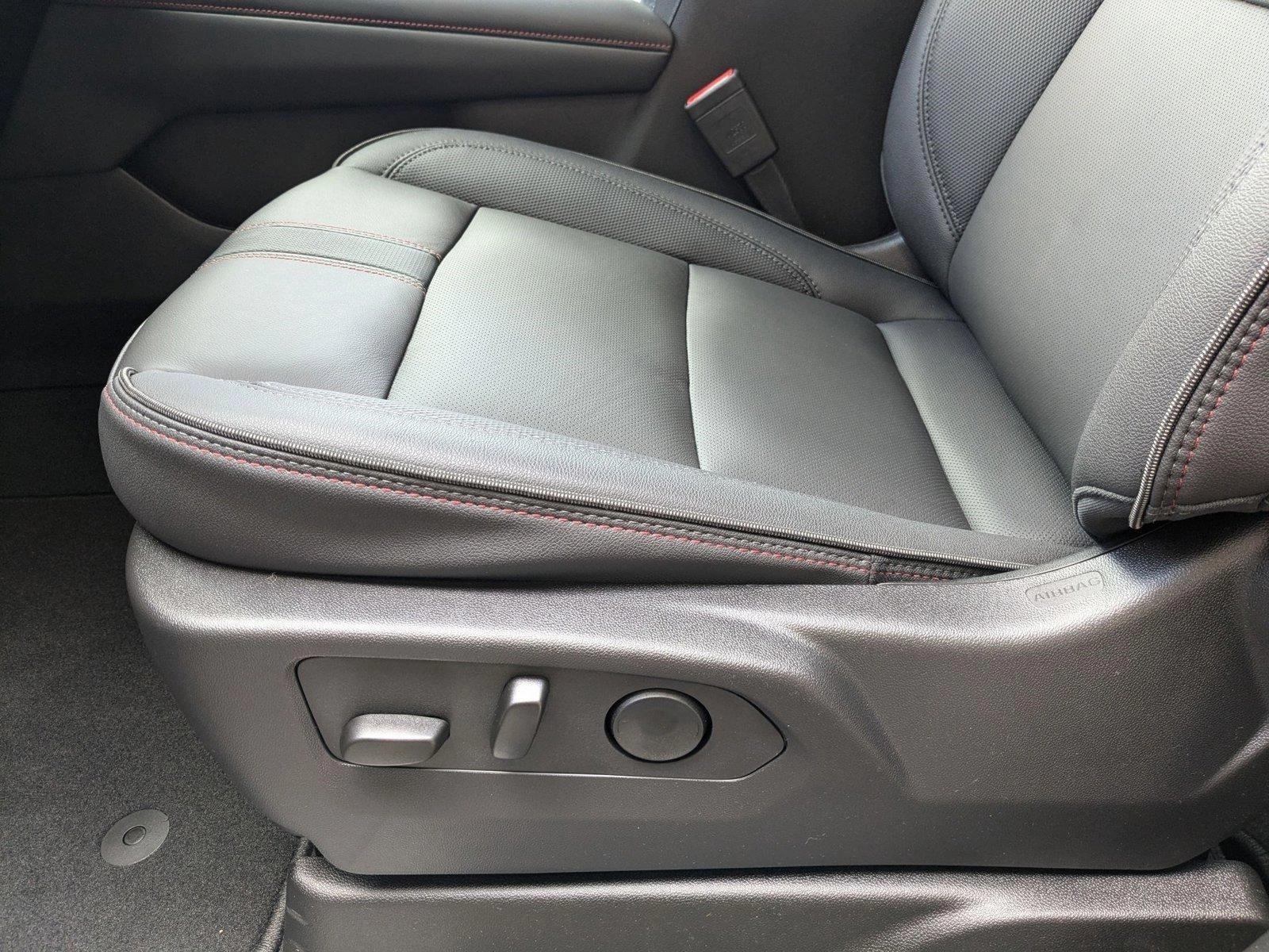 2025 Chevrolet Suburban Vehicle Photo in VALENCIA, CA 91355-1705
