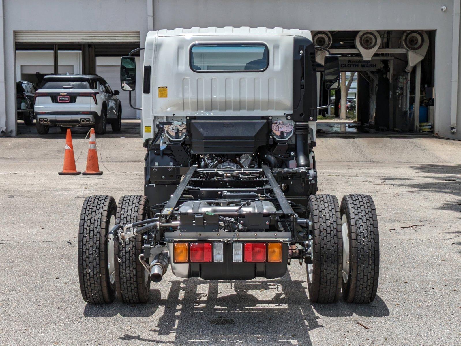 2025 Chevrolet Low Cab Forward 5500 HG Vehicle Photo in GREENACRES, FL 33463-3207