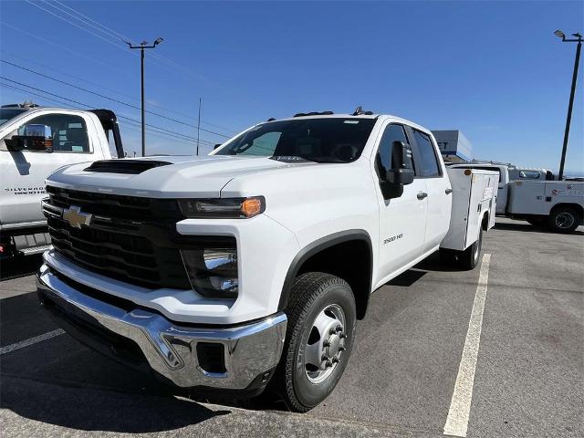 2024 Chevrolet Silverado 3500 HD Chassis Cab Vehicle Photo in ALCOA, TN 37701-3235