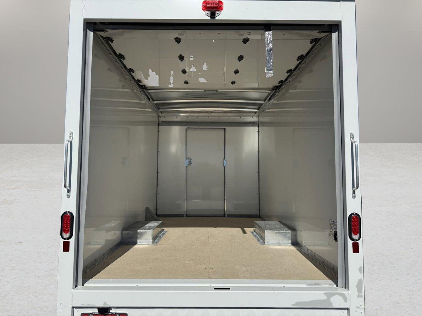 2024 Chevrolet Express Cutaway 3500 Vehicle Photo in GEORGETOWN, TX 78626-7508