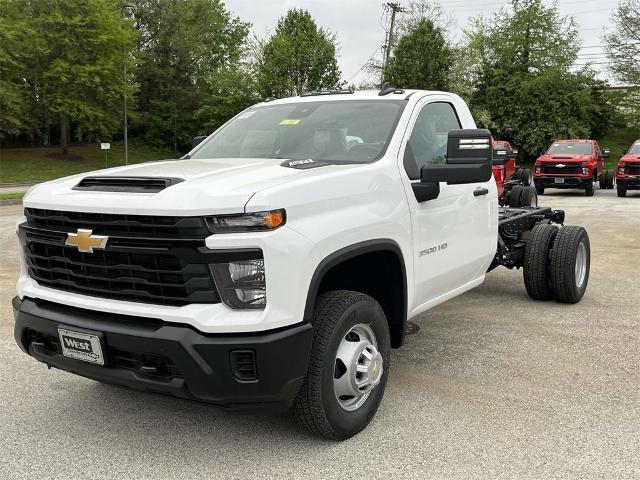 2024 Chevrolet Silverado 3500 HD Chassis Cab Vehicle Photo in ALCOA, TN 37701-3235