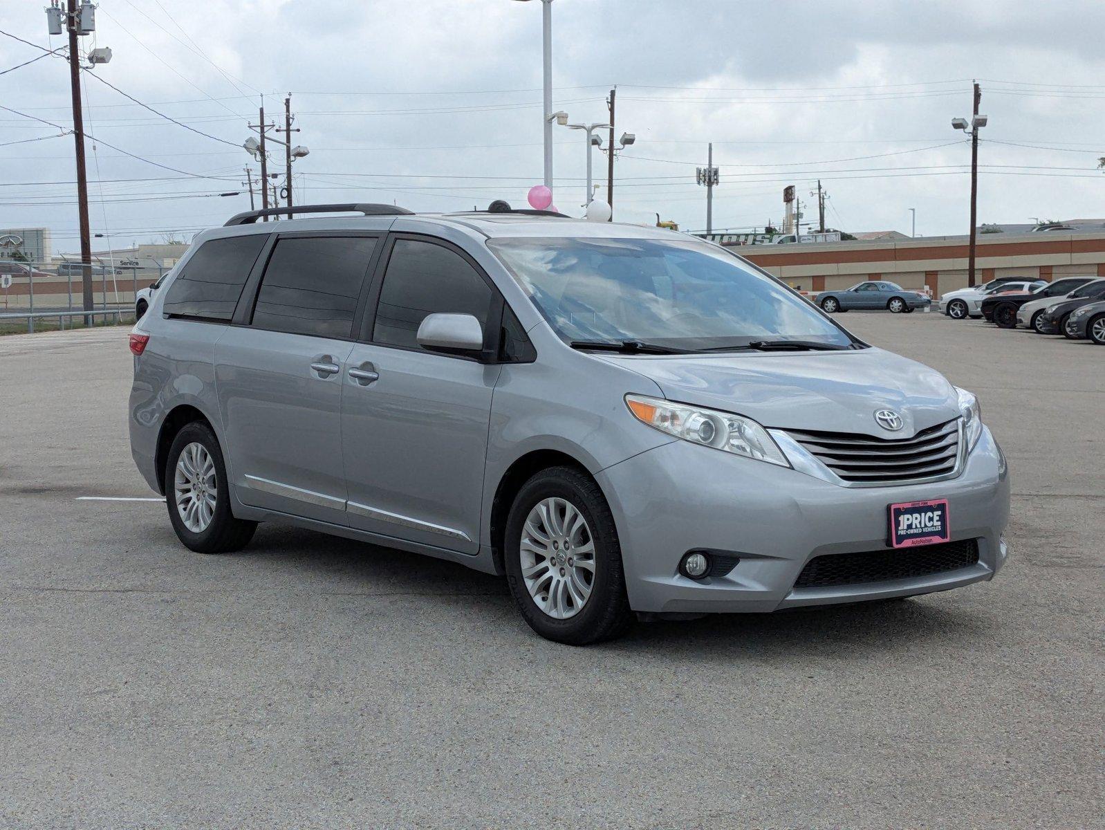 2017 Toyota Sienna Vehicle Photo in Corpus Christi, TX 78415