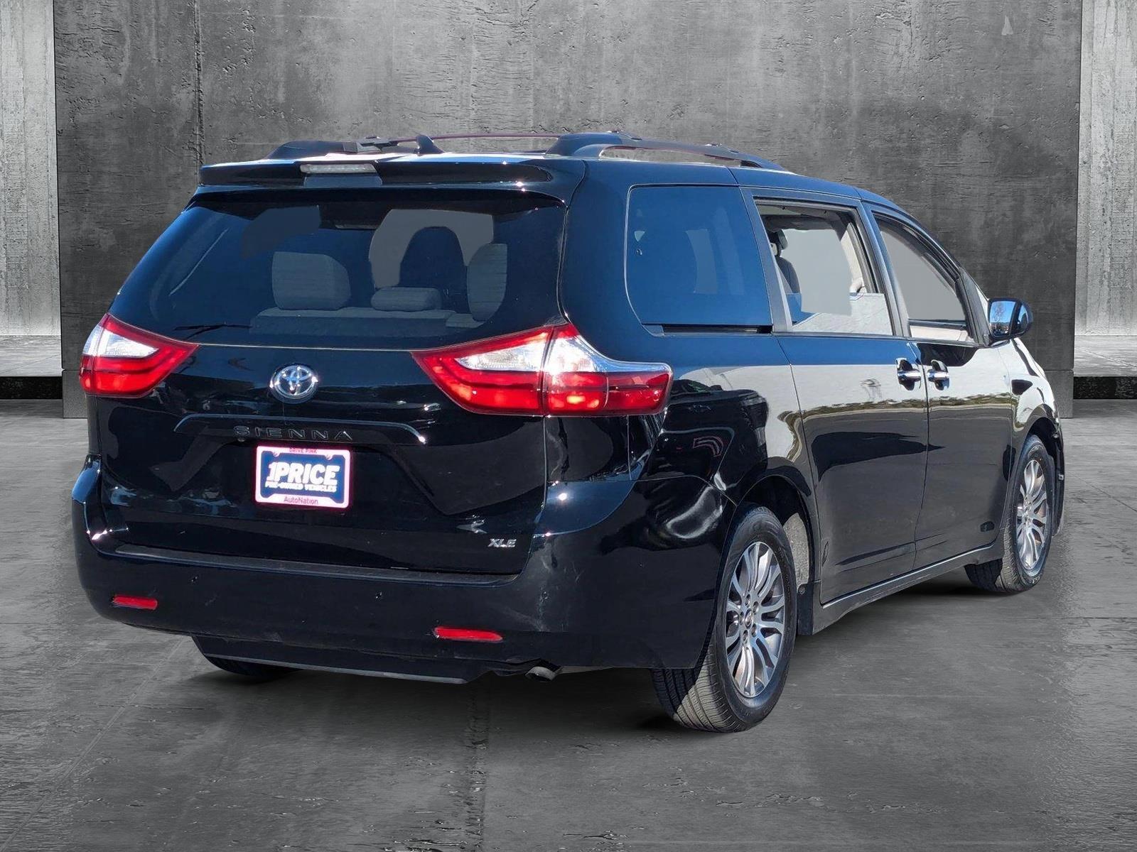 2018 Toyota Sienna Vehicle Photo in VALENCIA, CA 91355-1705