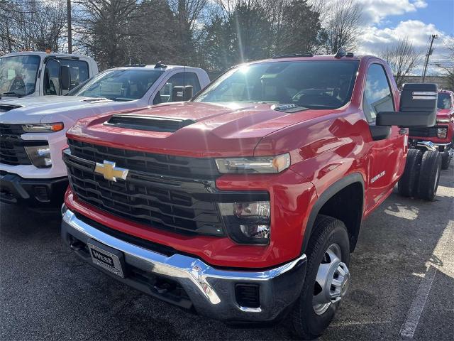 2024 Chevrolet Silverado 3500 HD Chassis Cab Vehicle Photo in ALCOA, TN 37701-3235