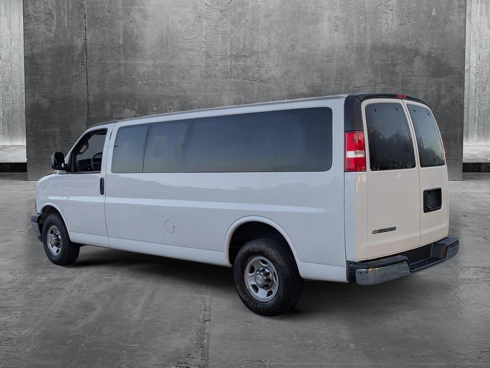 2020 Chevrolet Express Passenger 3500 Vehicle Photo in PEMBROKE PINES, FL 33024-6534