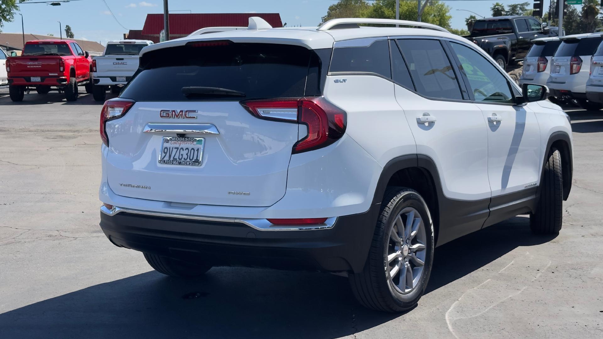 View vehicle photo 4