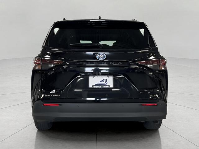 2025 Toyota Sienna Vehicle Photo in Oshkosh, WI 54904