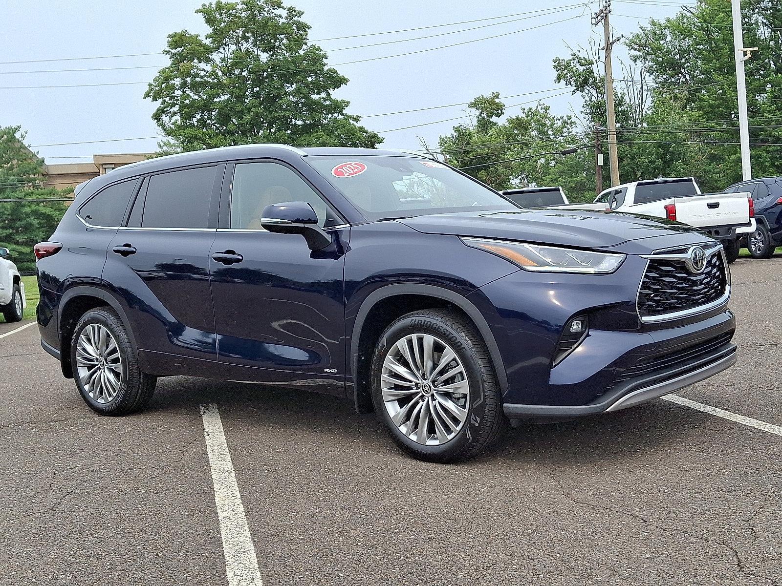 2025 Toyota Highlander Vehicle Photo in Trevose, PA 19053