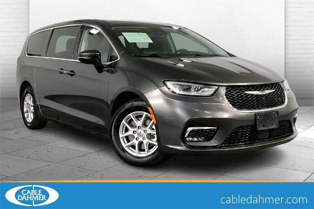 2023 Chrysler Pacifica Vehicle Photo in Lees Summit, MO 64086