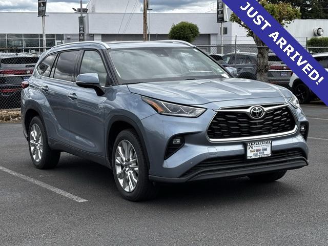 2023 Toyota Highlander Vehicle Photo in Puyallup, WA 98371