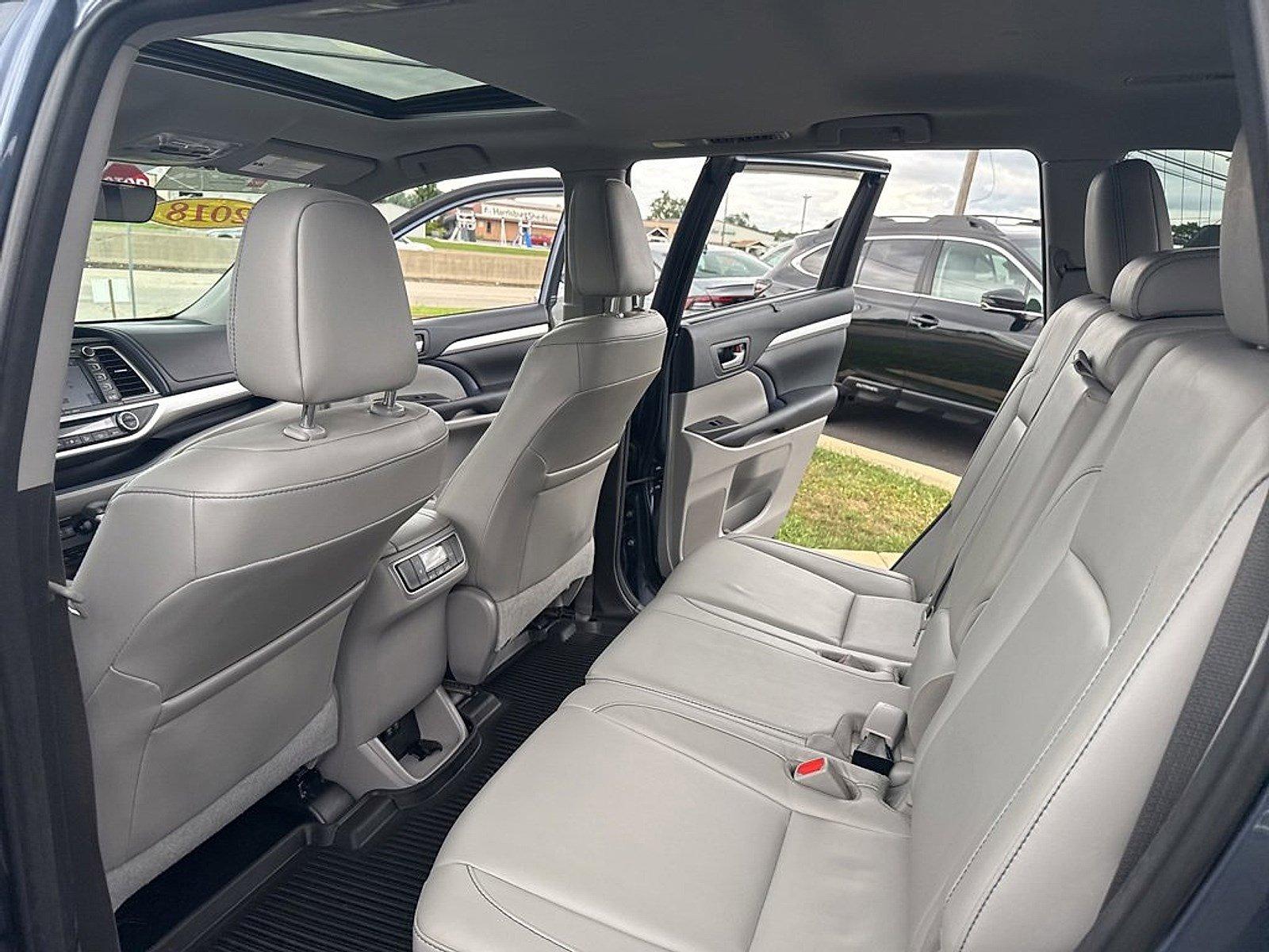2018 Toyota Highlander Vehicle Photo in Harrisburg, PA 17111