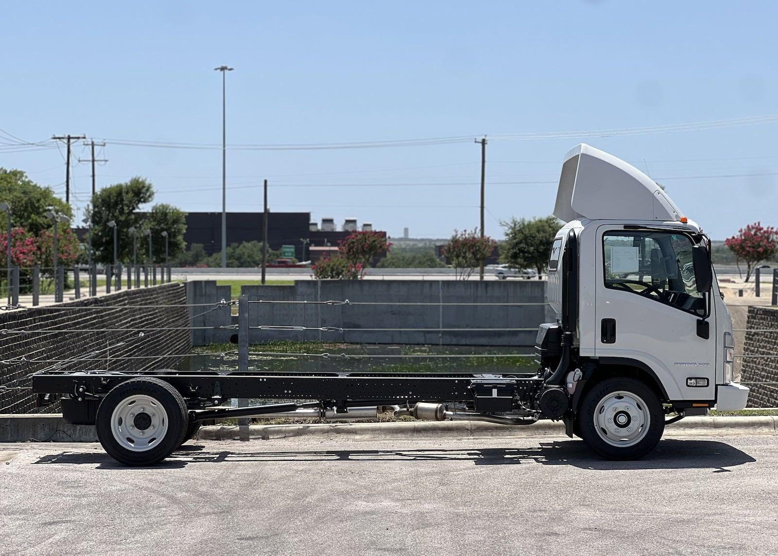 2025 Chevrolet Low Cab Forward 5500 XG Vehicle Photo in GEORGETOWN, TX 78626-7508