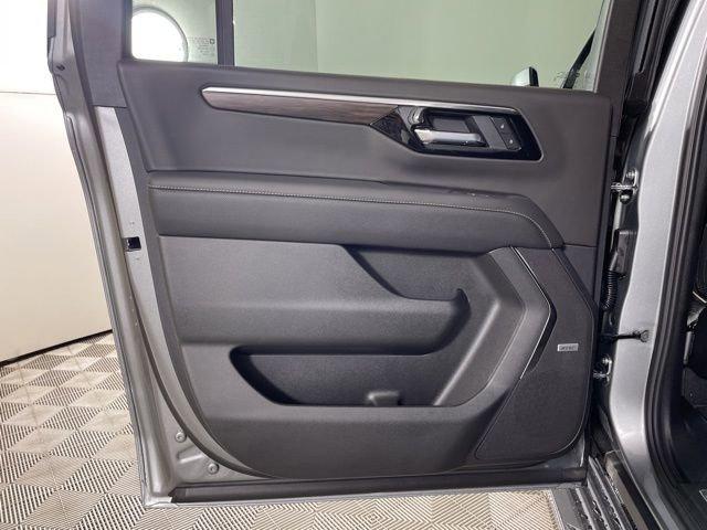 2025 Chevrolet Suburban Vehicle Photo in PHOENIX, AZ 85014-3381