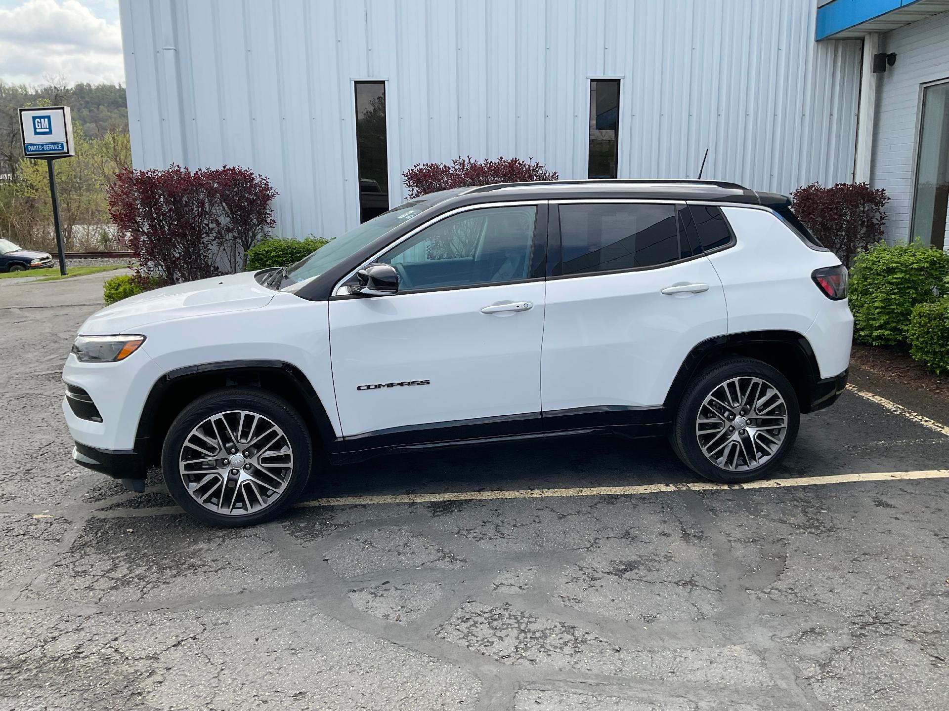 Used 2022 Jeep Compass Limited with VIN 3C4NJDCB3NT122028 for sale in Moundsville, WV