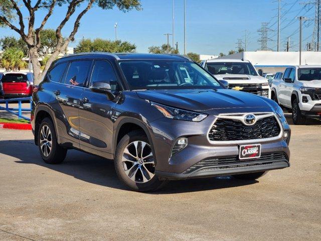 2022 Toyota Highlander Vehicle Photo in SUGAR LAND, TX 77478-0000