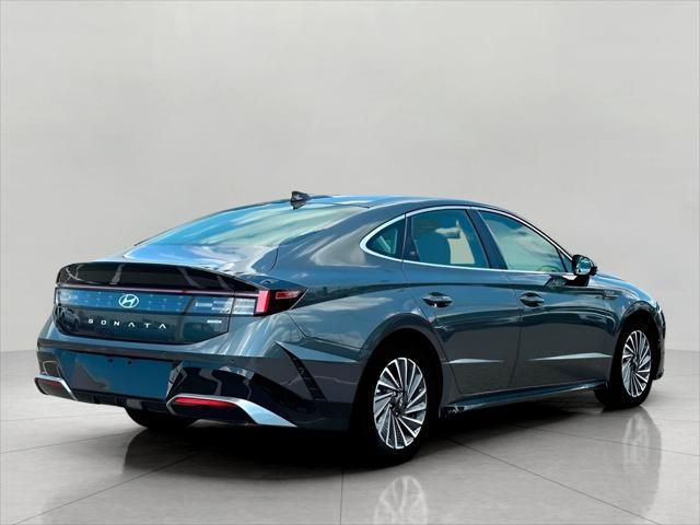 2025 Hyundai SONATA Hybrid Vehicle Photo in Green Bay, WI 54304