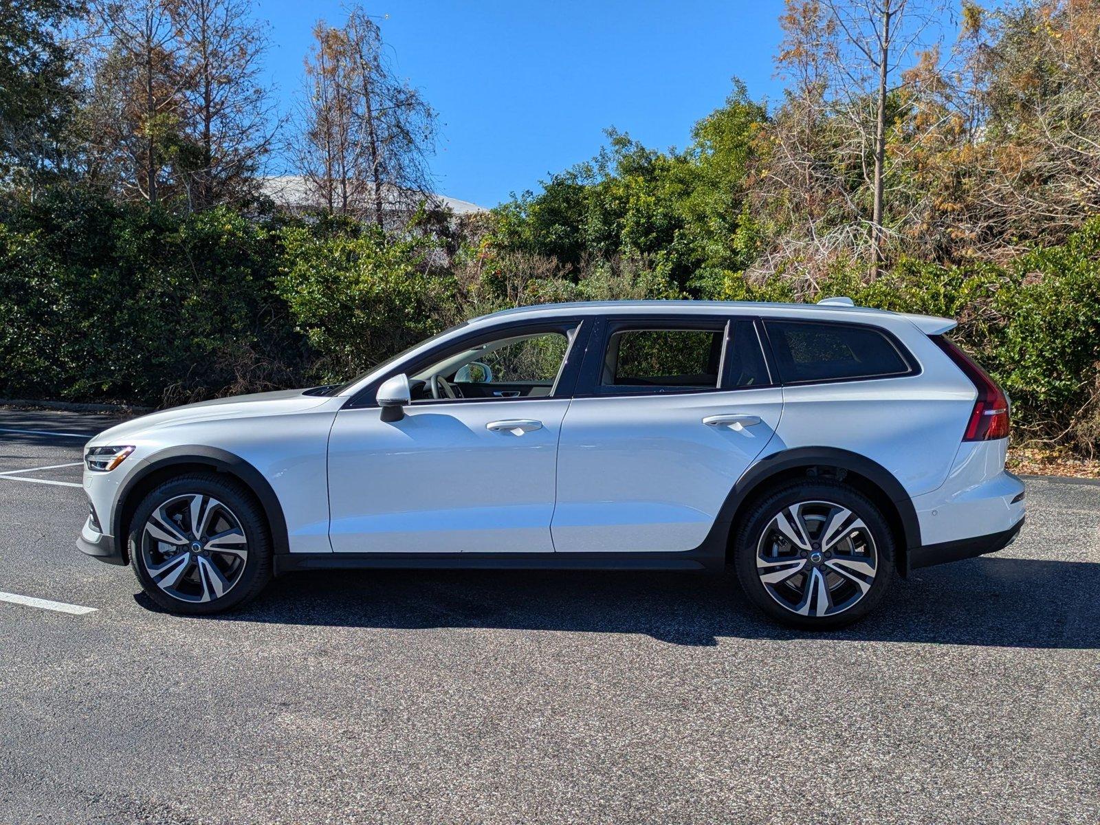 2023 Volvo V60 Cross Country Vehicle Photo in Clearwater, FL 33761