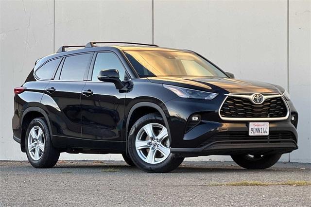 2022 Toyota Highlander LE photo 2