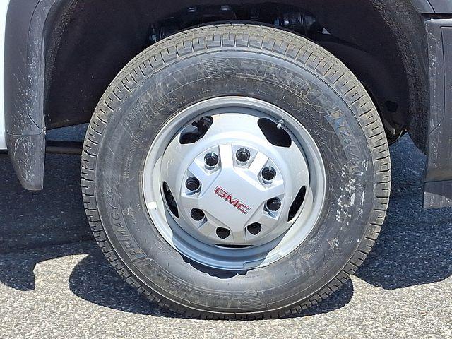 2025 GMC Sierra 3500 HD Chassis Cab Vehicle Photo in DANBURY, CT 06810-5034