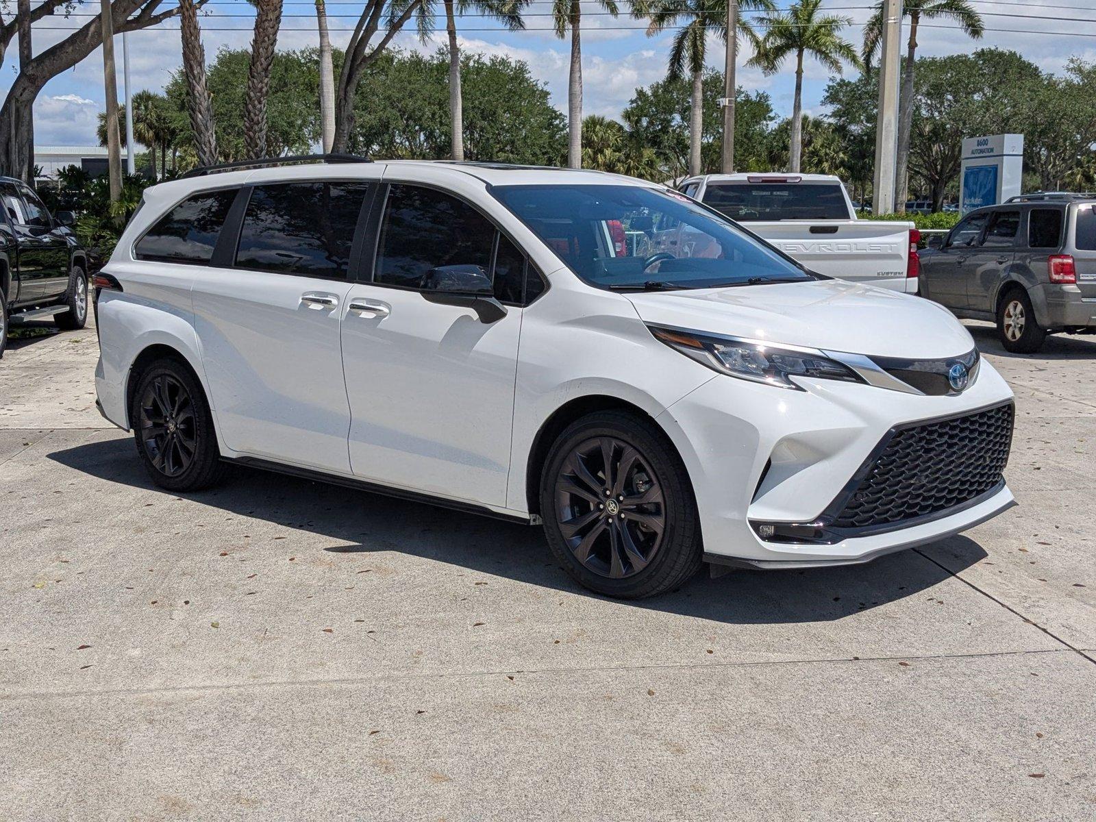 2022 Toyota Sienna Vehicle Photo in Pembroke Pines , FL 33084