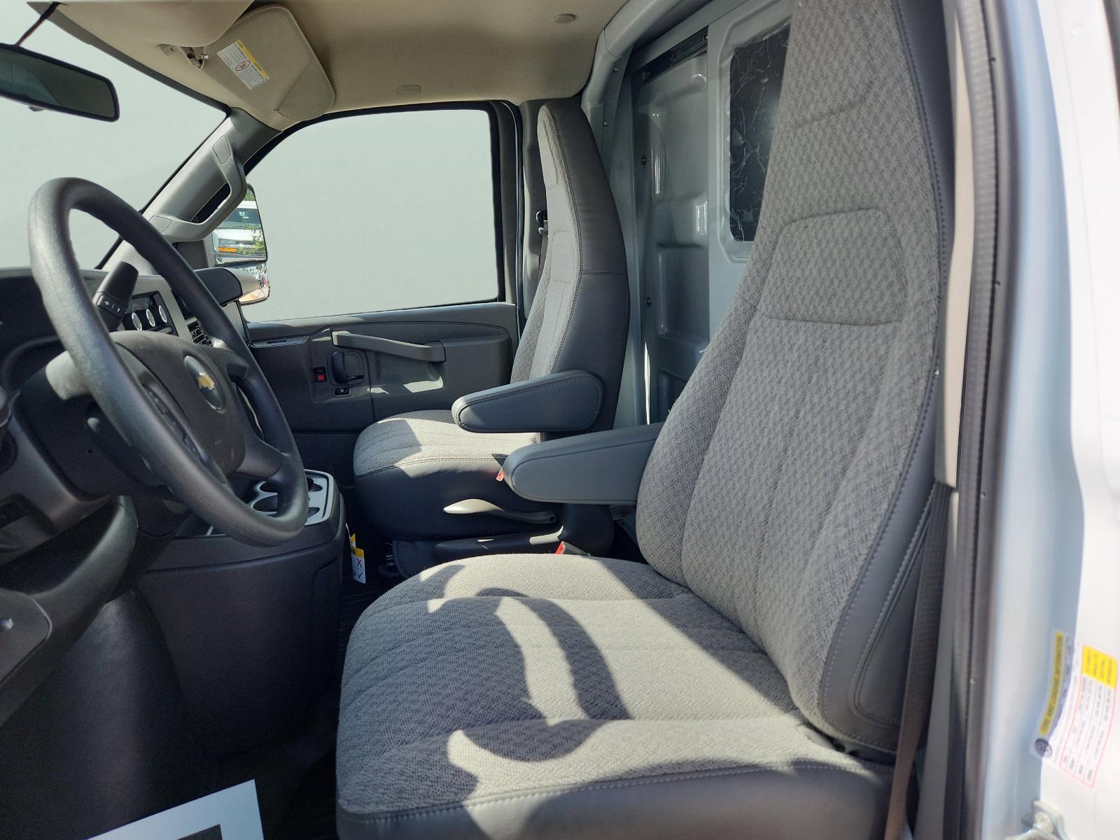 2025 Chevrolet Express Cutaway 3500 Vehicle Photo in GEORGETOWN, TX 78626-7508