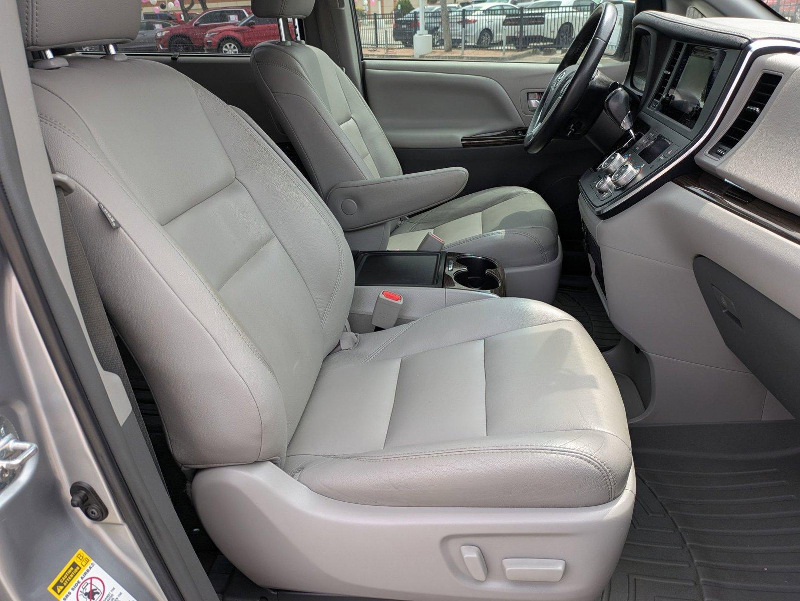 2017 Toyota Sienna Vehicle Photo in Corpus Christi, TX 78415