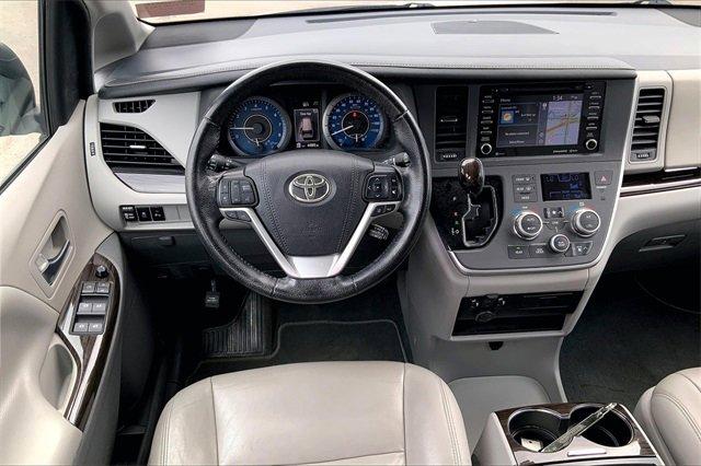 2020 Toyota Sienna Vehicle Photo in KANSAS CITY, MO 64114-4502